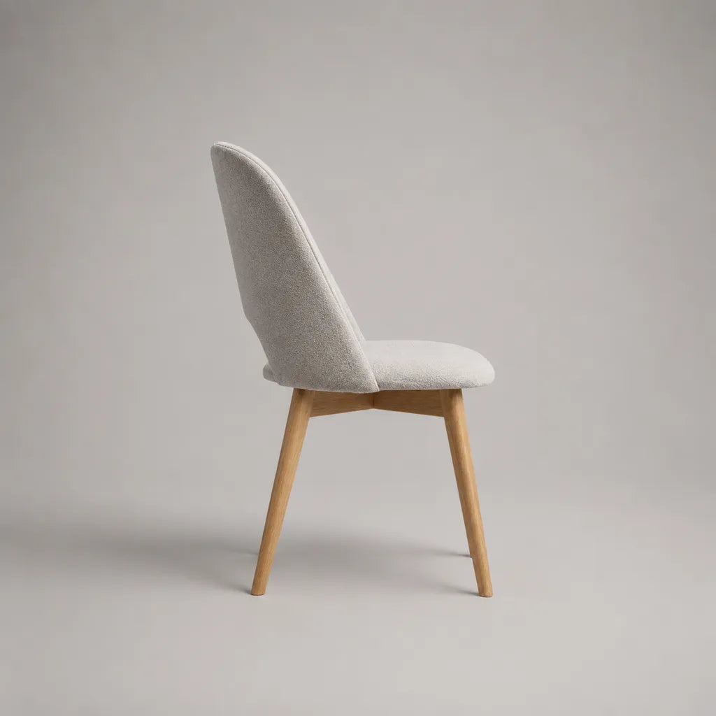 Esszimmerstuhl mit abgerundeter Rückenlehne aus Polyester-Bouclé und massivem Eichenholz, Creme/Natur, 52 × 58 × 84 cm